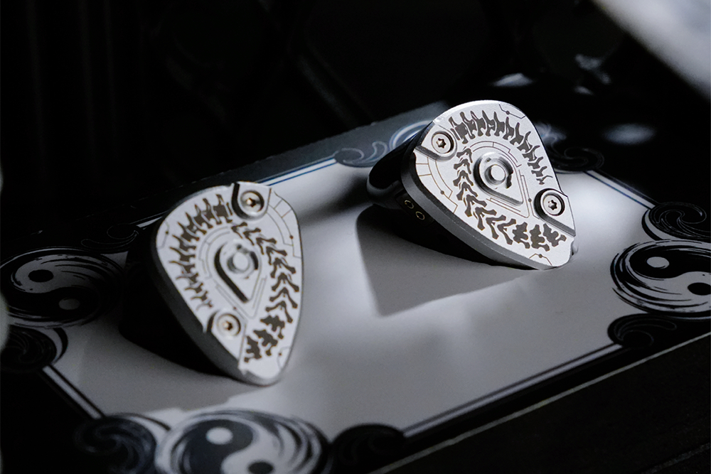HE BULIANSHI 1DD + 4BA In-ear Headphone.