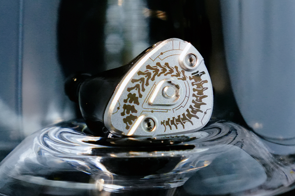 HE BULIANSHI 1DD + 4BA In-ear Headphone.