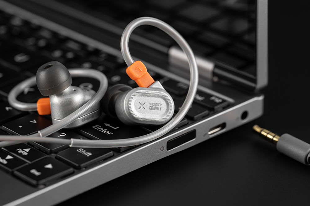 MOONDROP: Gravity Position 10mm Dynamic Driver Professional Gaming In-Ear Headphone.
