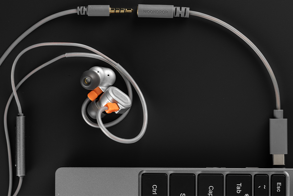 MOONDROP: Gravity Position 10mm Dynamic Driver Professional Gaming In-Ear Headphone.