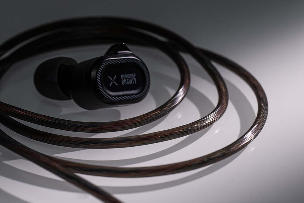 MOONDROP: Gravity Position 10mm Dynamic Driver Professional Gaming In-Ear Headphone.